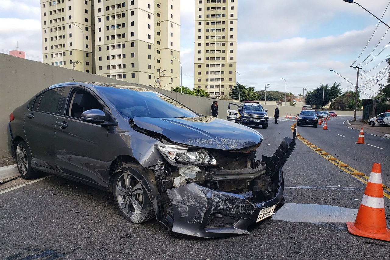 Ladrão rouba carro em Sto.André e, na fuga, colide com poste em S.Caetano