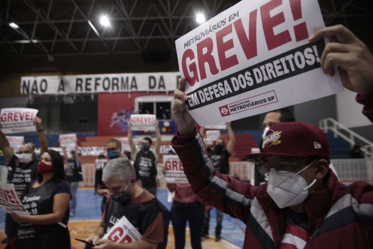 Metroviários decidem fazer greve a partir da 0h desta terça