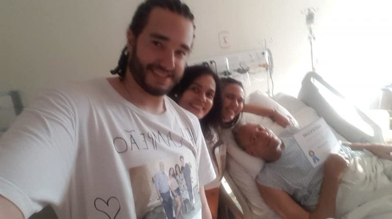 Aidan melhora, posa para foto e esposa declara: ‘Milagre da Vida’