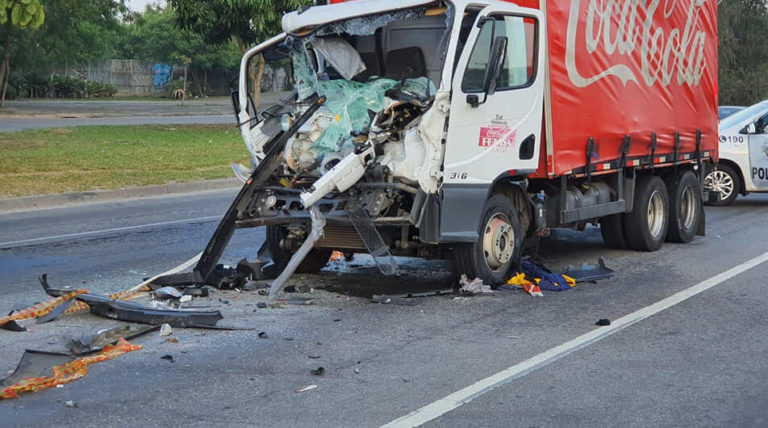 Caminhão e carreta se chocam em Sto.André e acidente deixa vítima