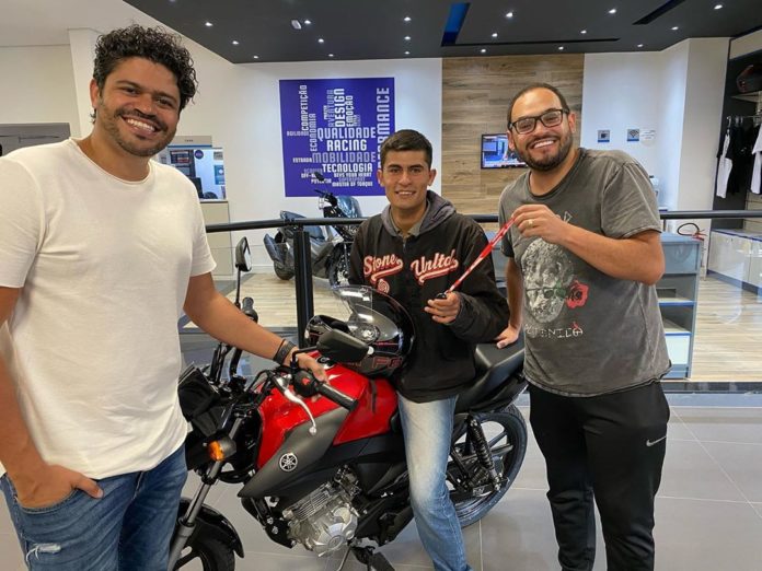 Motoboy humilhado ganha moto de humorista Matheus Ceará  