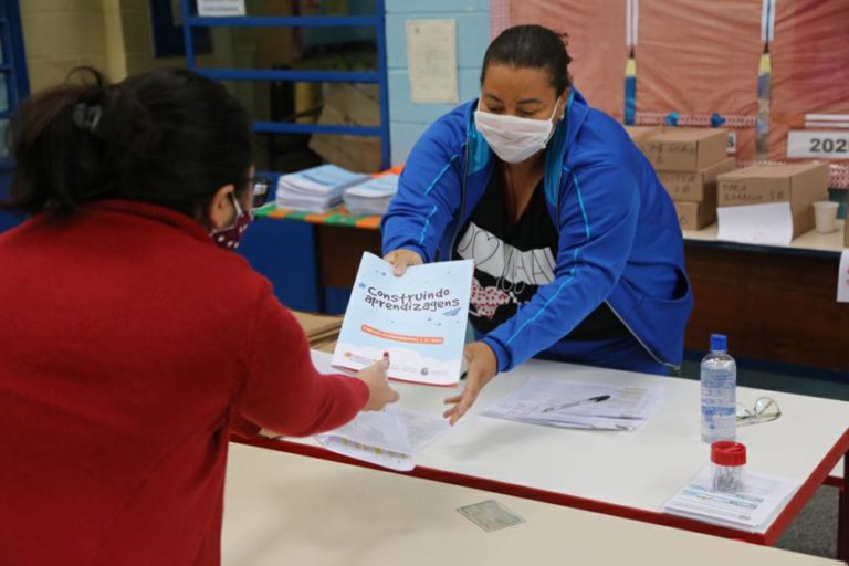 Diadema entrega apostila para 33 mil alunos da rede municipal