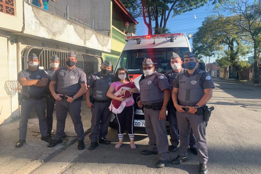 PMs salvam bebê que estava engasgada em Santo André; Veja vídeo