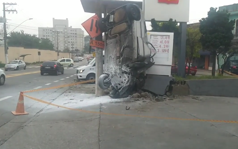 Cerco policial a suspeitos termina com colisão em poste em Santo André  