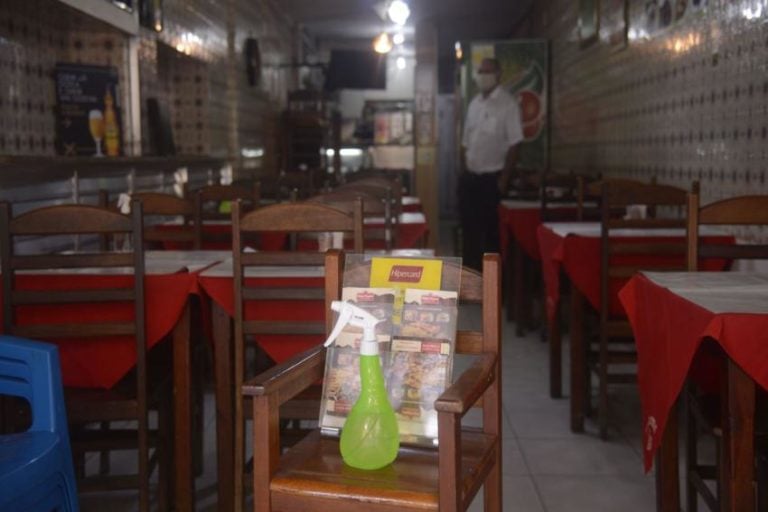 Estado de SP avalia reabertura para bares e restaurantes à noite
