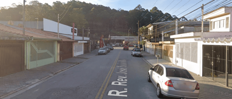 Motociclista morre após atingir três casas em Mauá