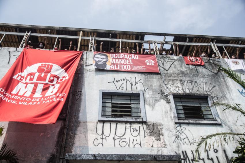 Cerca de 50 famílias invadem prédio onde funcionava uma escola em Mauá