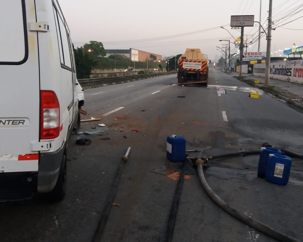 Acidente entre van e caminhão espalha etanol na pista e interdita Av. dos Estados