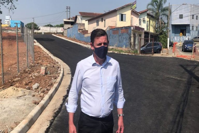 Em São Bernardo, Orlando Morando vistoria obras no bairro Planalto 