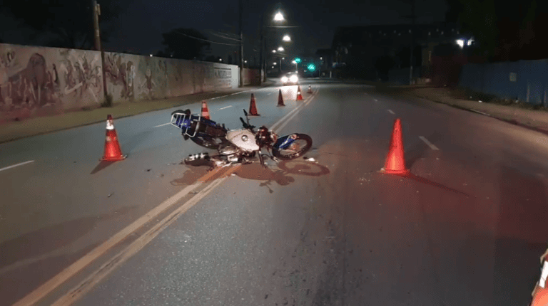 Acidente entre caminhão de lixo e moto deixa duas vitimas em Mauá