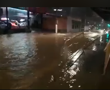 Adutora da Sabesp rompe e alaga avenida João Firmino, em São Bernardo