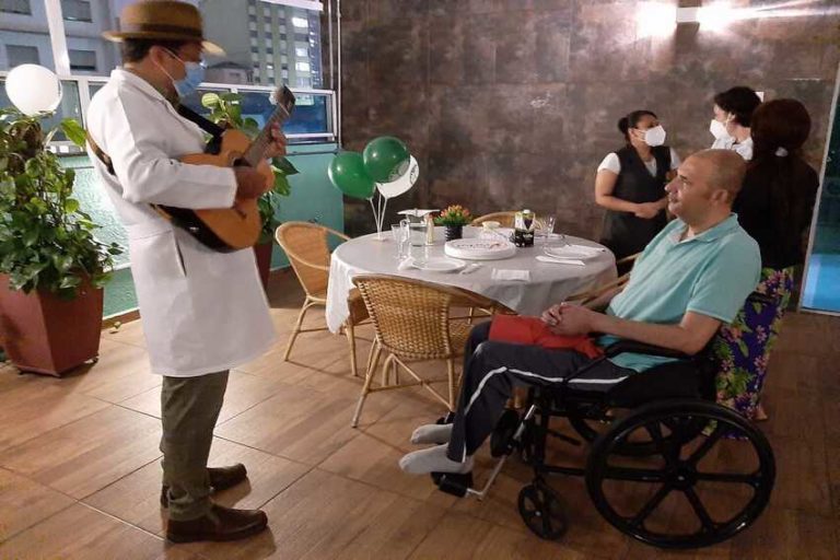 Hospital transição ajuda paciente com câncer a se recuperar das sequelas da covid-19