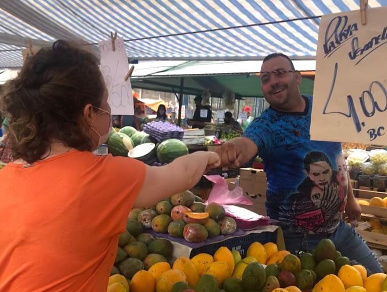 Vanessa Damo visita feira livre do Centro e comércios do Parque São Vicente