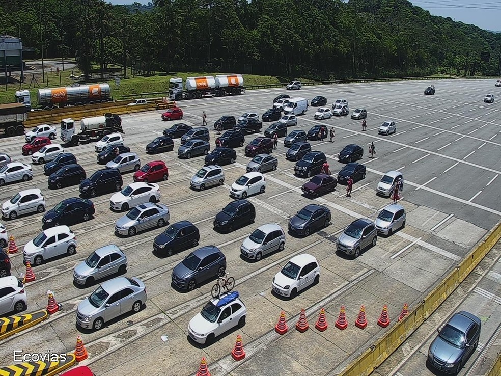 Imigrantes registra congestionamento e lentidão em direção ao litoral  