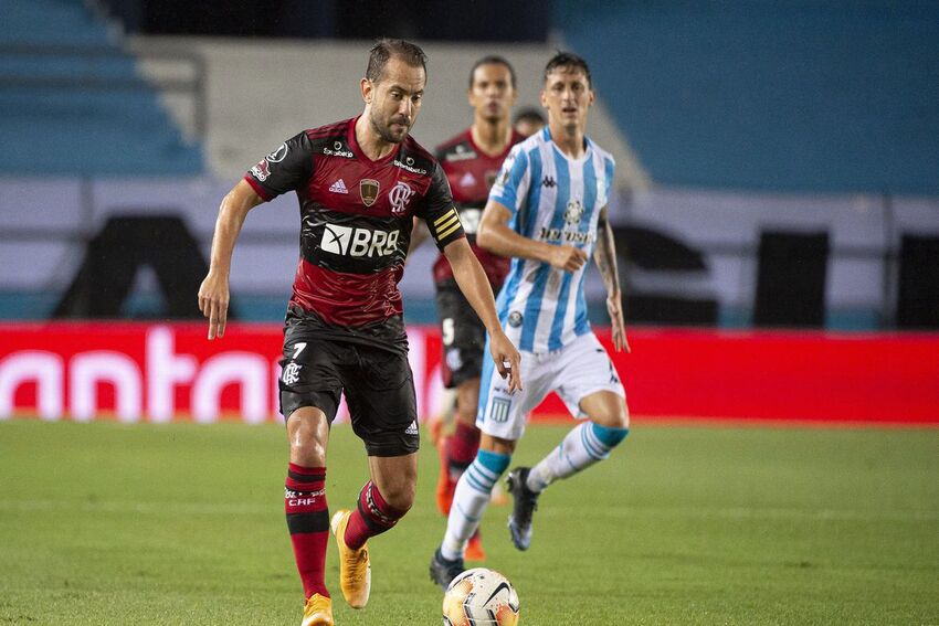 Libertadores: com um a menos, Flamengo segura empate com Racing