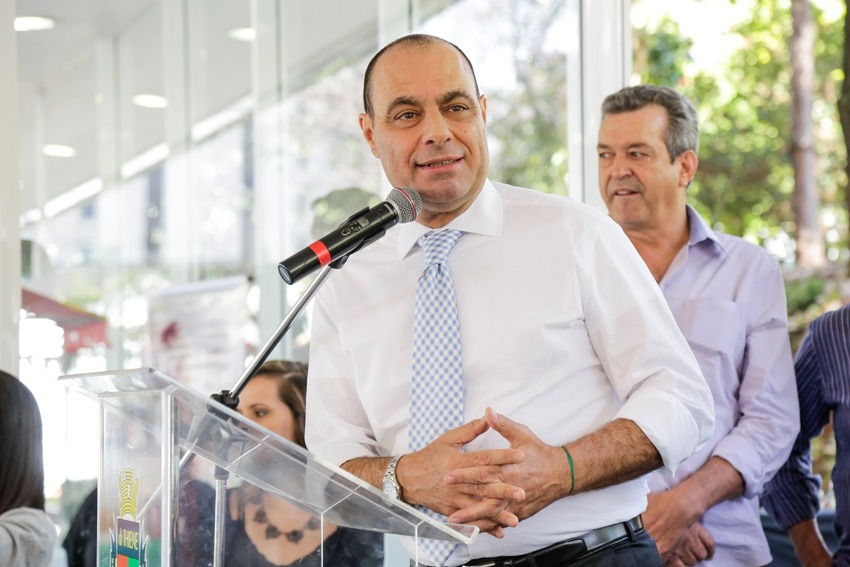 Reeleito, Auricchio é internado e comemora vitória do hospital