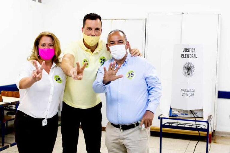 Pretinho vota acompanhado da vice e do prefeito Lauro Michels e aguarda por 2º turno