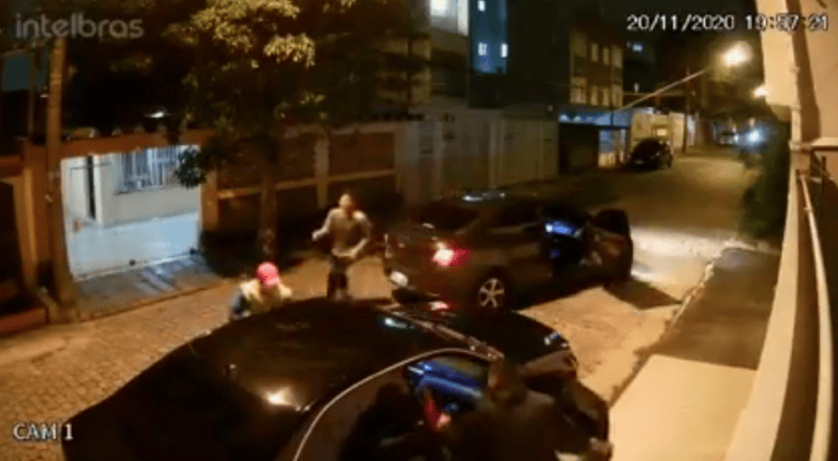 Três bandidos fazem arrastão e roubam carro em Santo André; Veja vídeo