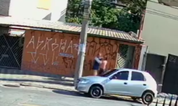 Idosa de 74 anos é agredida brutalmente por ladrão em Sto.André; Veja vídeo