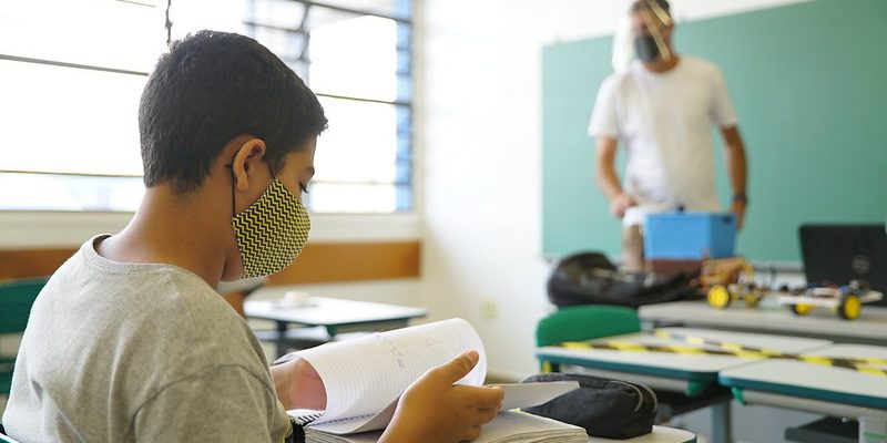 aluno e professor em sala de aula