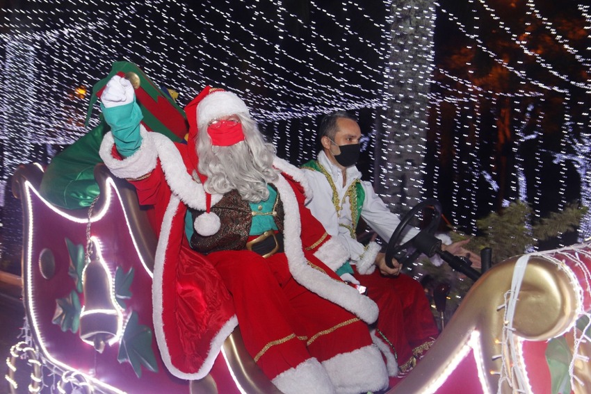 Vila de Luz recebe trenó do Papai Noel e anima público