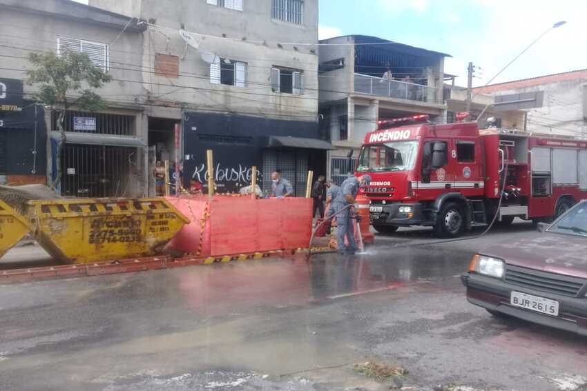 Colisão entre carro e moto em Diadema provoca queda de motorista em poço