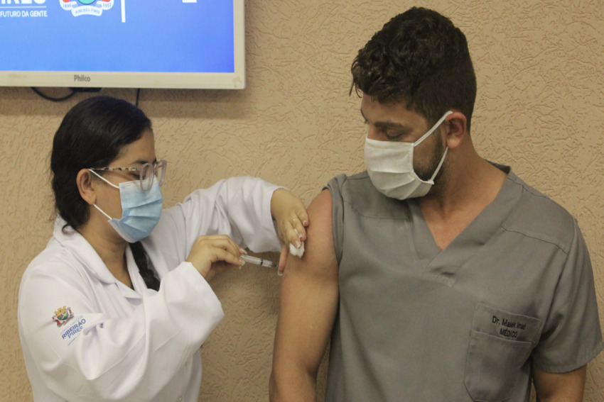 Coordenador do Hospital de Campanha recebe 1ª dose em Ribeirão Pires