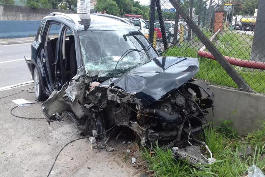 Motorista derruba poste ao colidir com poste e 5 se ferem em S.Caetano