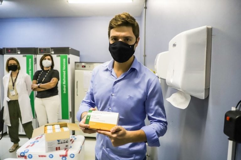 Thiago Auricchio comemora início da vacinação
