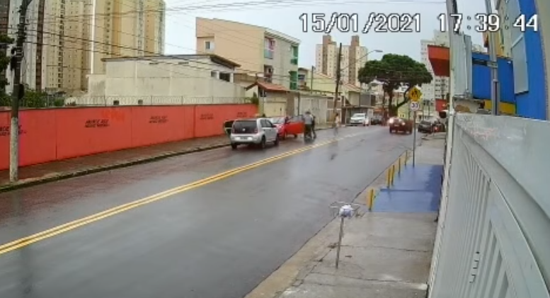 Ladrões tentam roubar 4 carros, fazem arrastão e são presos em Sto.André; Veja vídeo