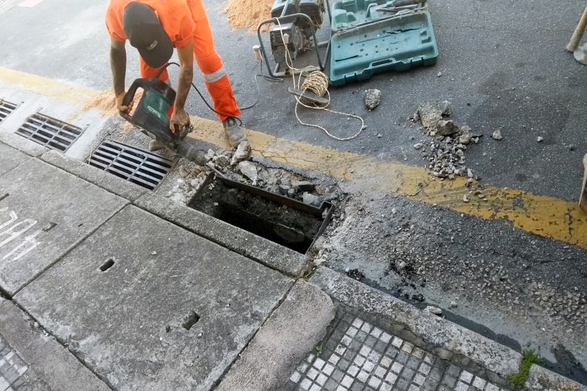 Desde janeiro, 19 ralos grelhas sumiram de calçadão em Santo André