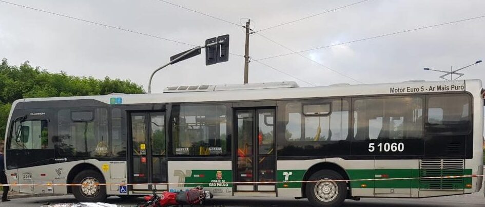 Acidente entre moto e ônibus causa morte de 2 jovens em São Caetano