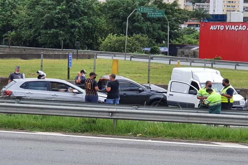 Bandidos em fuga na Anchieta provocam engavetamento com 5 veículos