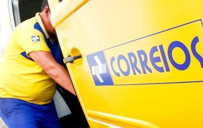 Carro dos Correios é roubado enquanto fazia entregas no Santa Terezinha