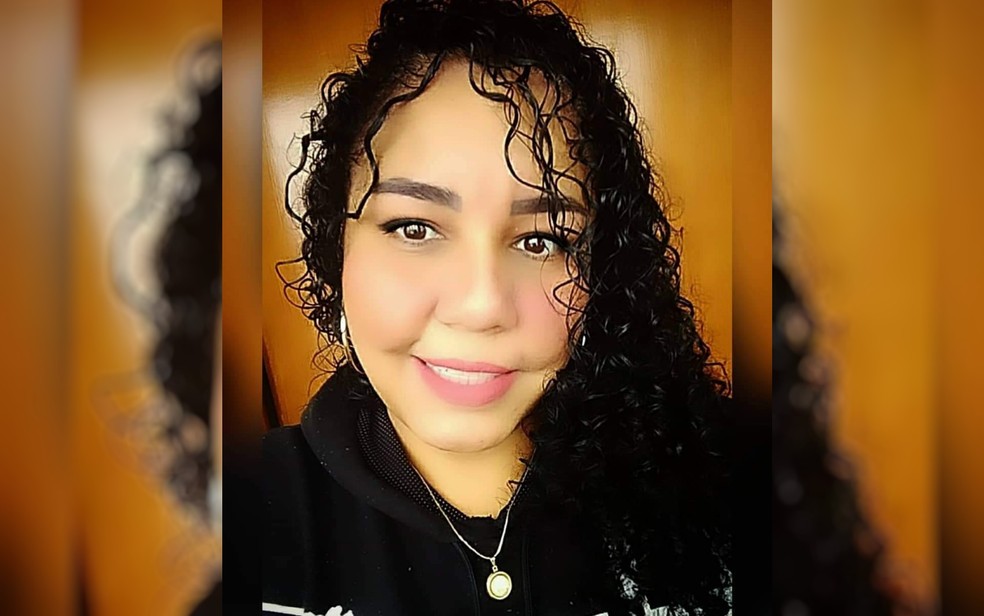 Mulher pinta o cabelo, apresenta reação alérgica grave e morre