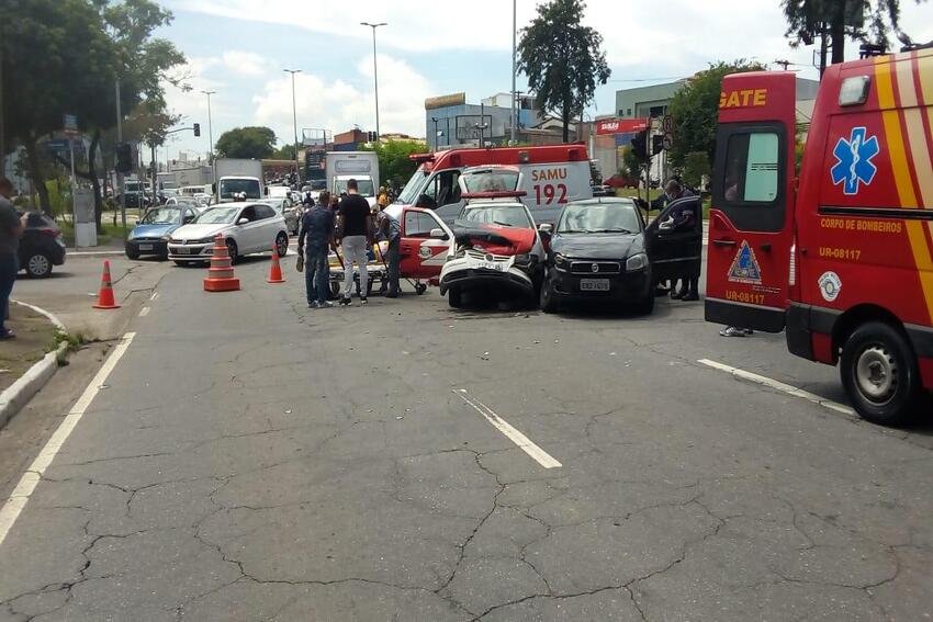 Viatura da Polícia Civil colide com carro em Sto.André e agentes se ferem