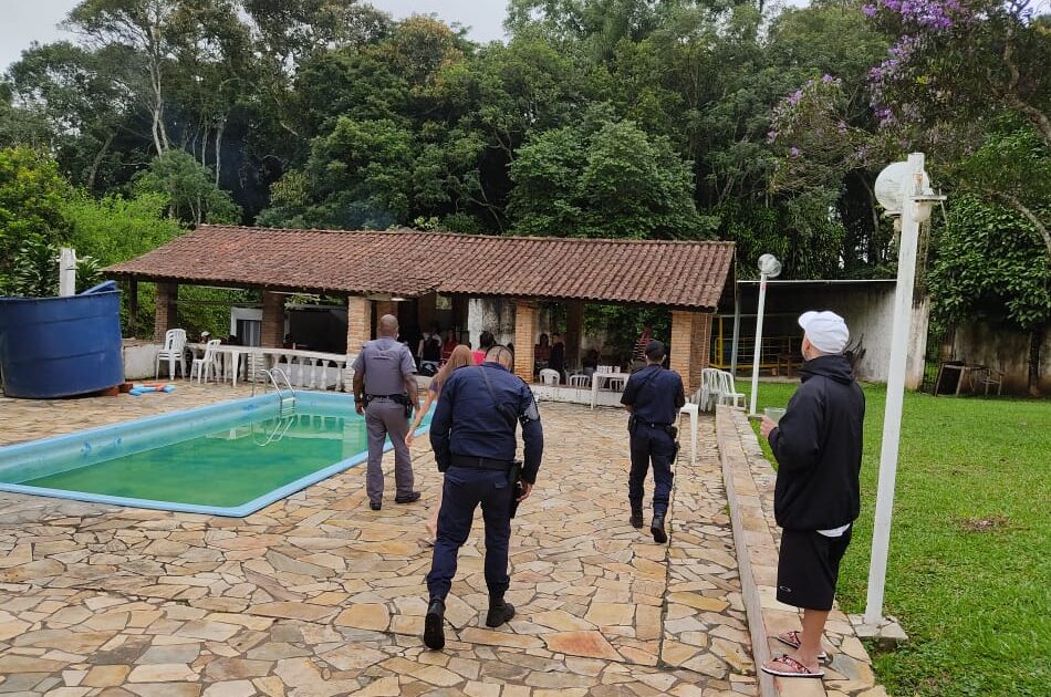 Revoltado, convidado de baile funk tenta atropelar GCM em Ribeirão Pires