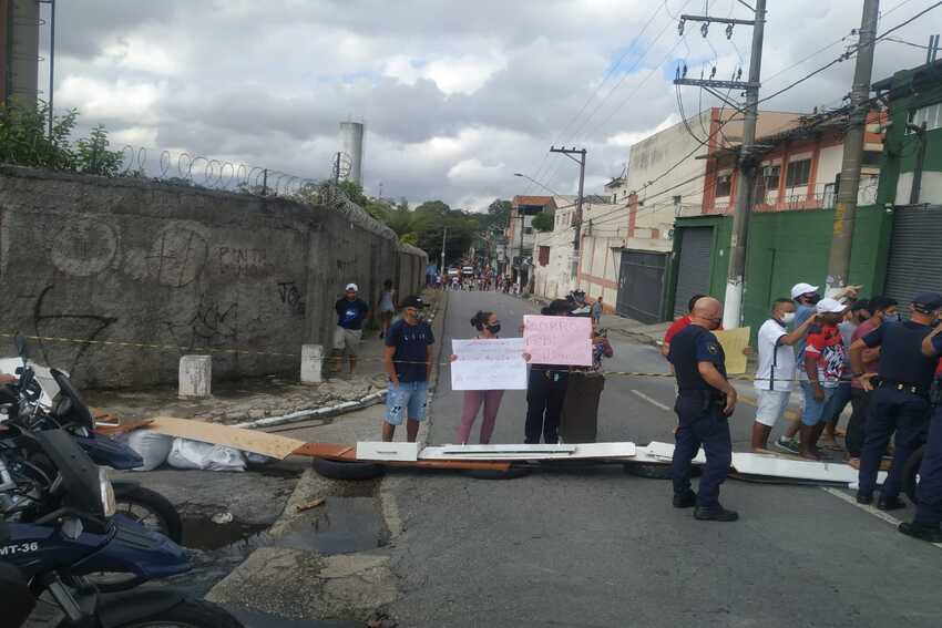 Vídeo: Moradores são agredidos por motoqueiros que fazem bololo em Diadema