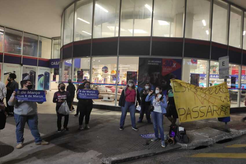 Movimentos sociais protestam em frente às Casas Bahia de S.Caetano