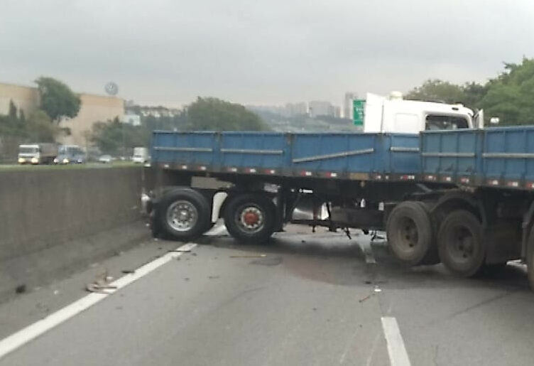 Acidente no Km 24 deixa duas vítimas e 6 km de congestionamento