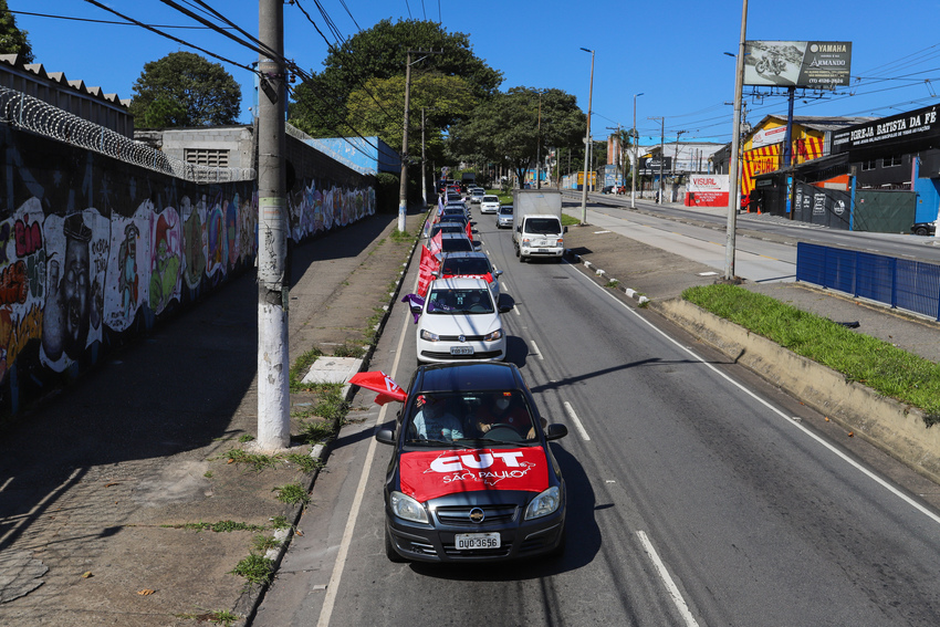 No dia do trabalhador, metalúrgicos do ABC fazem carreata solidária