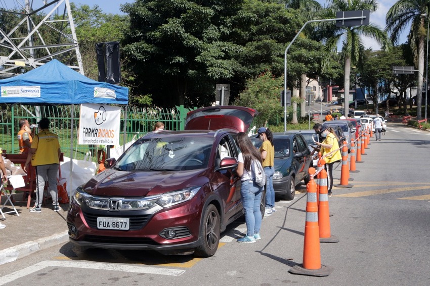 Moeda Pet entrega 300 kg de ração e recebe 7.200 garrafas em Sto.André