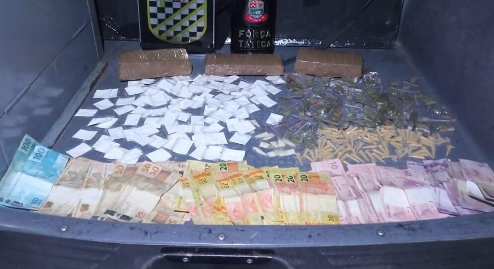 Polícia Militar prende dupla com mais de 300 porções de drogas em Mauá