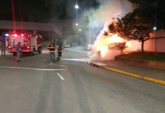 Jovem bate em poste, carro explode e ele morre carbonizado em S.Caetano