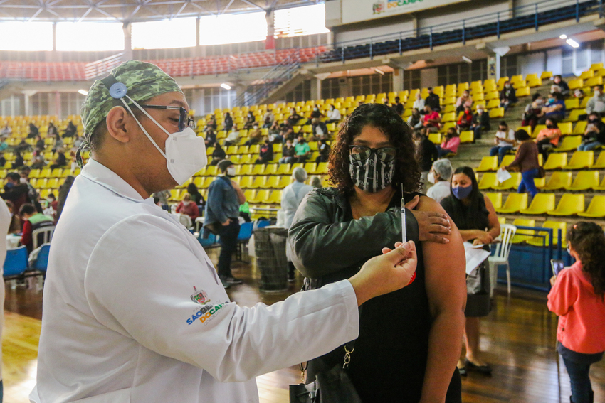 mulher vacinada com janssen