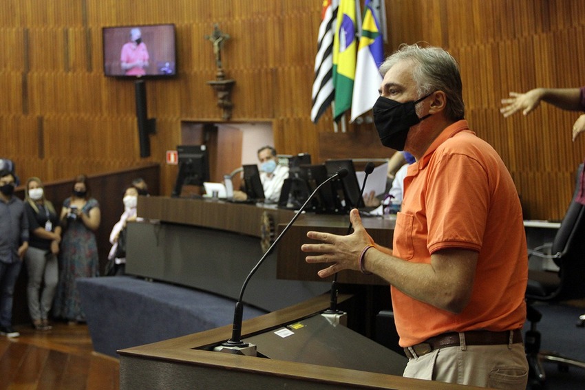 Vereador Ricardo Alvarez discursa na tribuna da câmara de santo andré