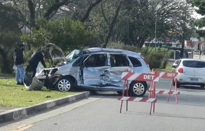 Colisão de ônibus e carro deixa mulher morta e mãe e filha feridas em Sto.André