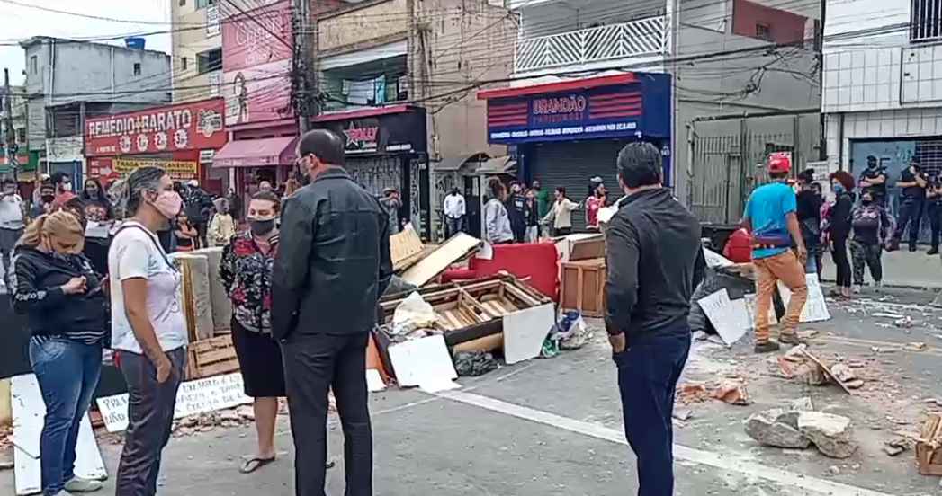 Em São Bernardo, moradores protestam na Avenida Luiz Pequini