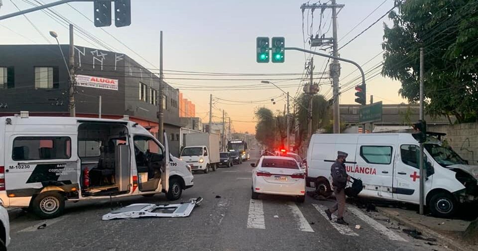 Vídeo: Homem rouba ambulância em Sto.André e bate em viatura da PM