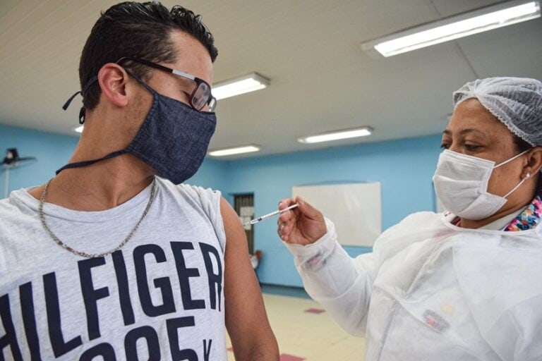 Diadema vacinará pessoas com 26 anos contra covid-19 nesta sexta